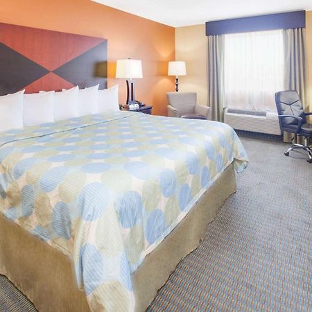 Days Inn & Suites By Wyndham Russellville Eksteriør billede