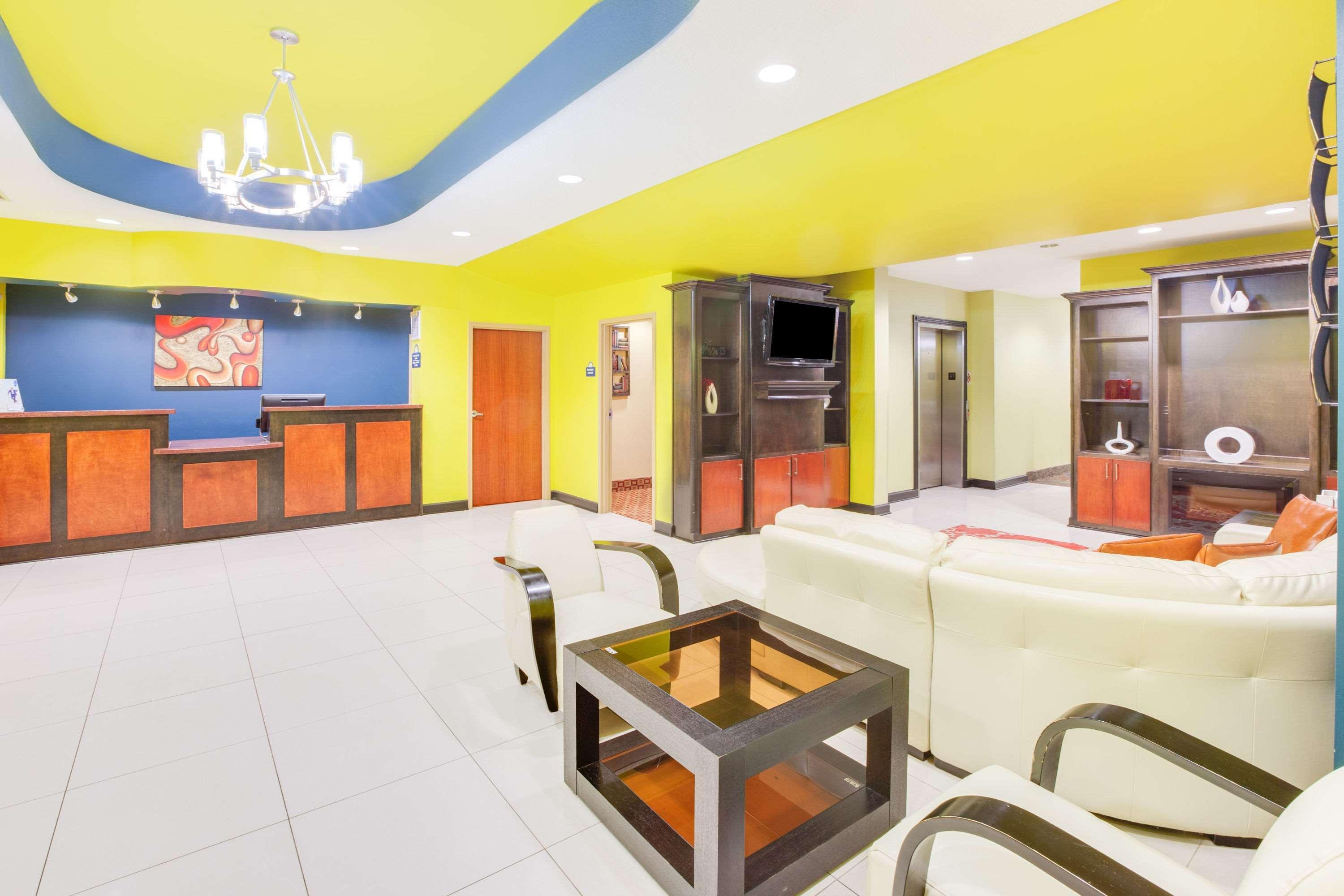 Days Inn & Suites By Wyndham Russellville Eksteriør billede