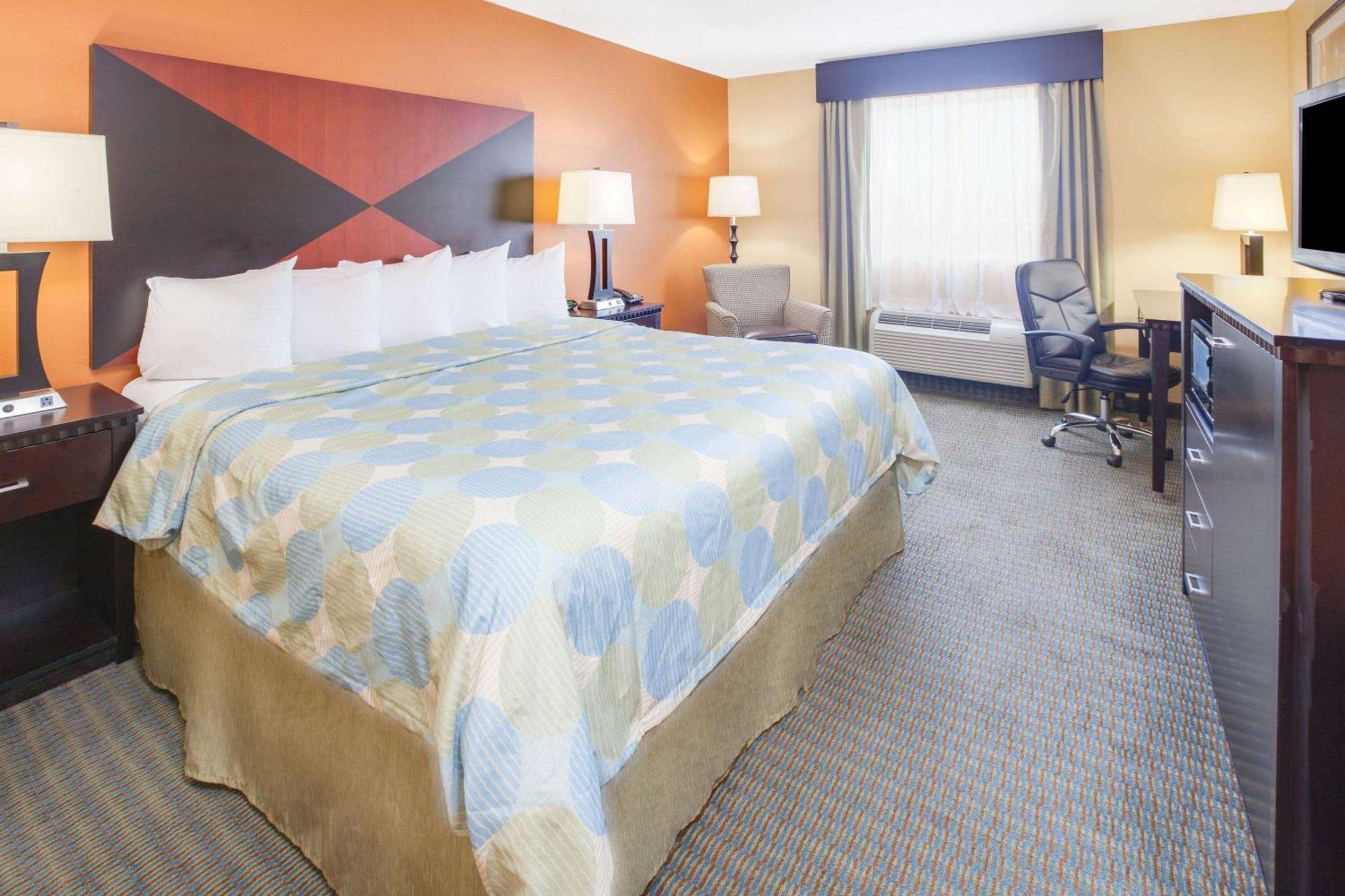 Days Inn & Suites By Wyndham Russellville Eksteriør billede